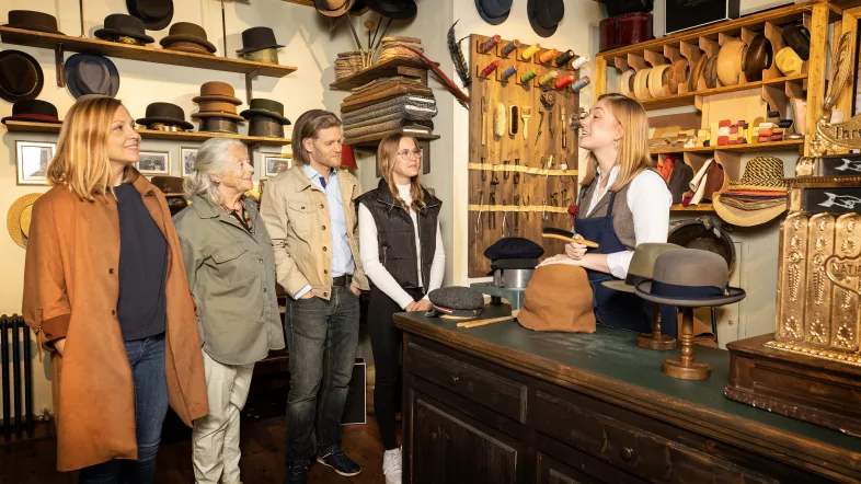 Personen in historischem Hut-Laden