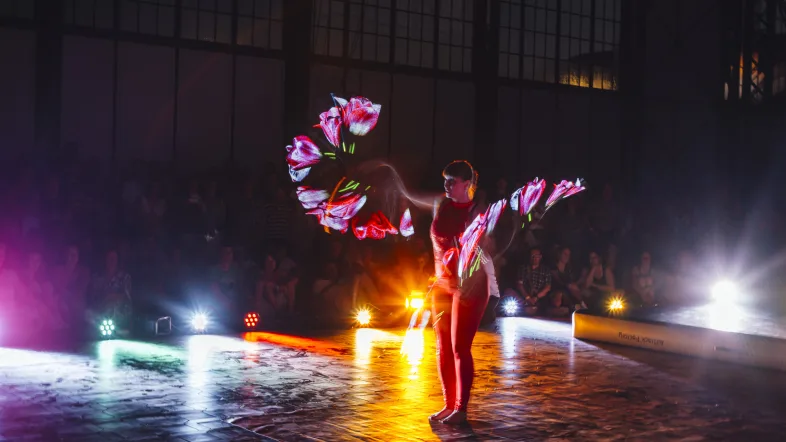 Performance einer Tänzerin vor historischer Industriekulisse auf der Zeche Zollern.