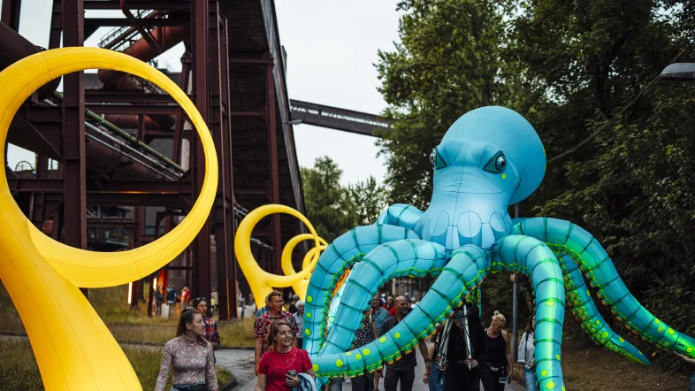 Farbenfroher Oktopus als Lichtinstallation auf der Zeche Zollverein zur Extraschicht.