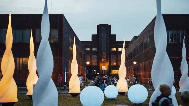 Skulptureninstallation bei der Extraschicht auf dem Gelände der Zeche Zollverein bei Nacht.
