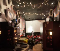 Kameras die etwas auf eine Leinwand projezieren bei den internationalen Kurzfilmtagen in Oberhausen.