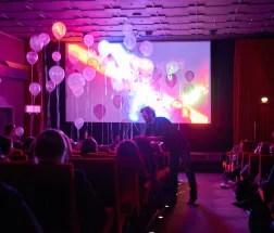 Bühne mit lila Luftballons bei den internationalen Kurzfilmtagen in Oberhausen.
