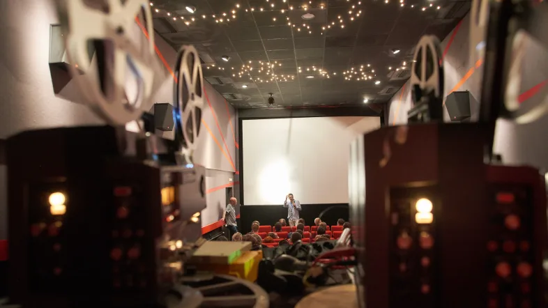 Kameras die etwas auf eine Leinwand projezieren bei den internationalen Kurzfilmtagen in Oberhausen.