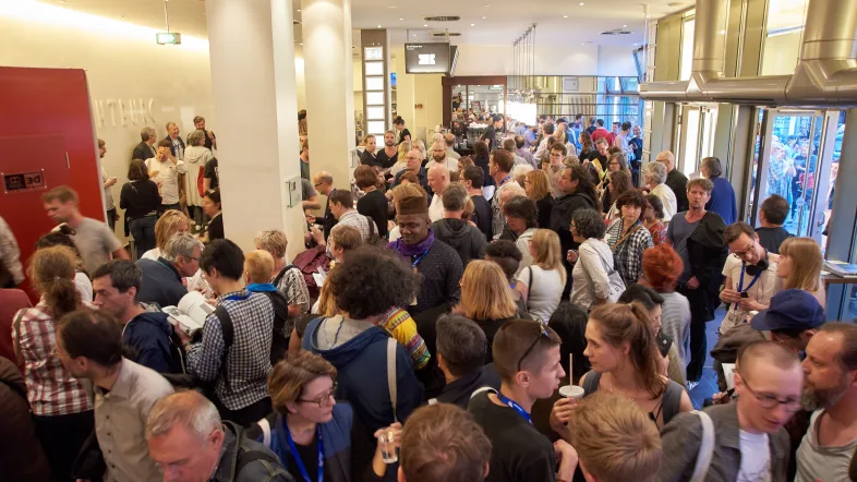 Menschenmenge im Eingangsbereich der Internationale kurzfilmtage in oberhausen.