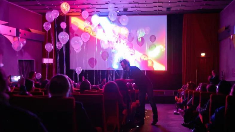 Bühne mit lila Luftballons bei den internationalen Kurzfilmtagen in Oberhausen.