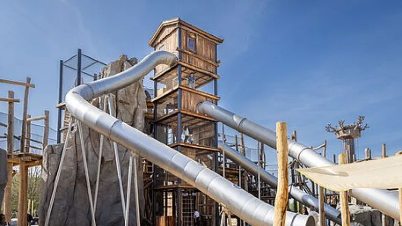 Klettergerüst auf der Abenteuer Alm, umgeben von Natur.