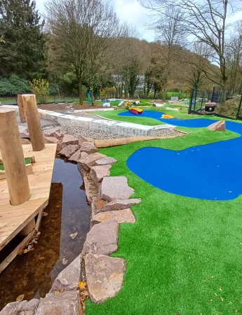 Minigolfbahn mit Wasserelement bei Adventure Minigolf in Duisburg und Bochum.