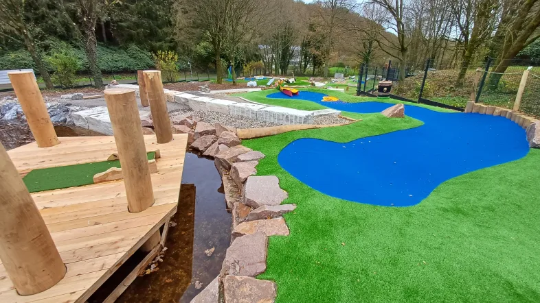 Minigolfbahn mit Wasserelement bei Adventure Minigolf in Duisburg und Bochum.