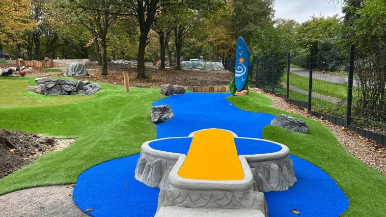 Blau gestaltete Minigolfbahn bei Adventure Minigolf in Duisburg und Bochum.