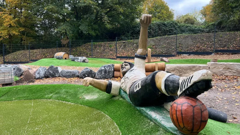Fußballbahn bei Adventure Minigolf in Bochum als sportliches Spielelement.