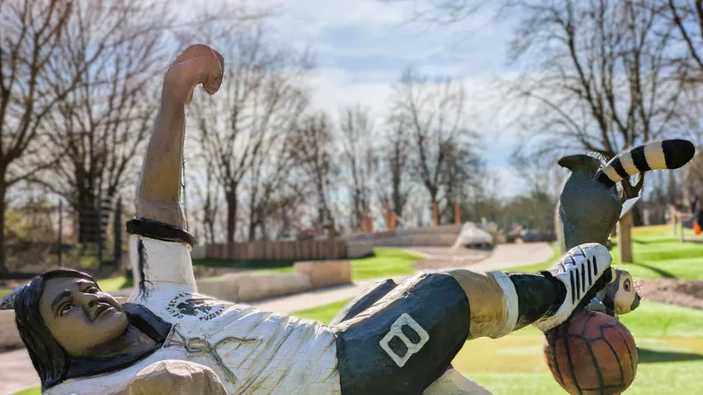 Fußballer auf Minigolfanlage
