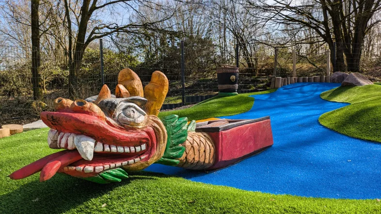 Drache auf Minigolfanlage.