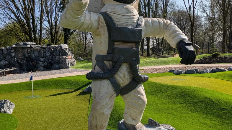 Astronaut auf Minigolfanlage.