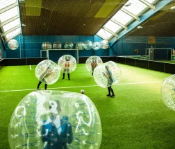 Menschen spielen Bubble Ball im Alma Park, dein Freizeitpark Oberhausen.