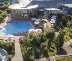 Luftaufnahme des Aquafun Soest mit Schwimmbad, Saunabereich und umgebenden Grünflächen.