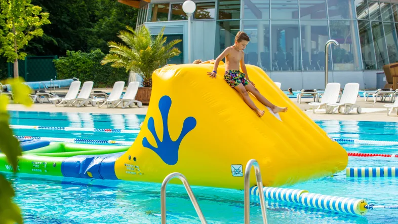 Kind rutscht auf einer großen Luftmattratze im Aqua Track im Aquafun Soest