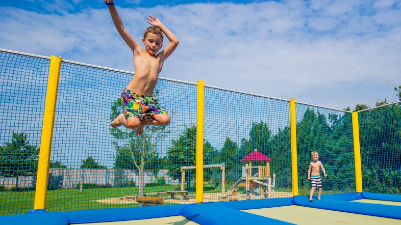 Kinder springen in der Trampolinanlage im Aqua Fun Soest.