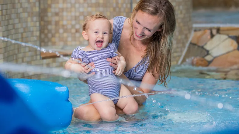 Eine Mutter spielt mit ihrem Kind im Babybecken des Aquafun Soest.