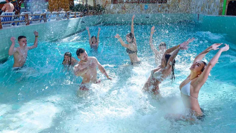 Wellenbecken 2 klein mit plantschenden Menschen