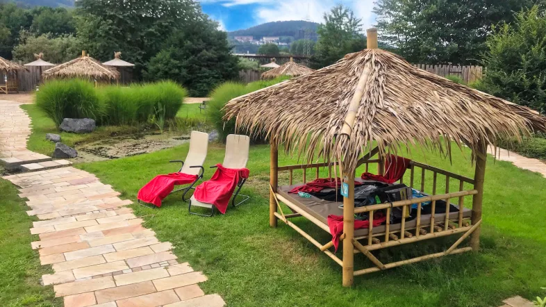 Daybed auf grünem Rasen