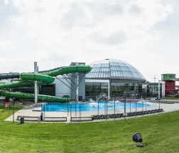Blick auf den Außenpool im Aquapark Oberhausen mit klarem Wasser und Liegeflächen im Sonnenschein.