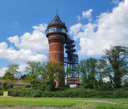Der historische Turm des Aquarius Mülheim bei Tageslicht.