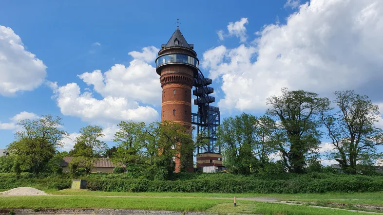 Der historische Turm des Aquarius Mülheim bei Tageslicht.