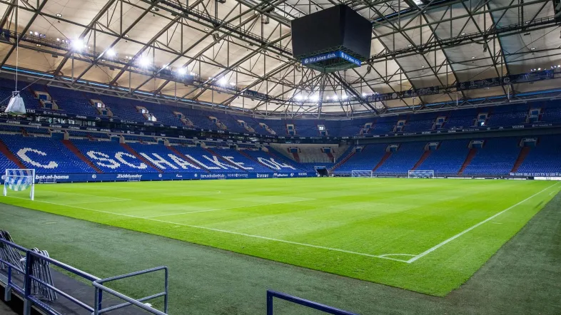 Grüne Wiese aus Sicht der Ecke in der Arena auf Schalke.