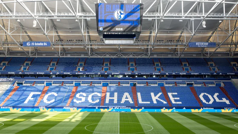 Blick auf die Gegengerade in der Arena auf Schalke.