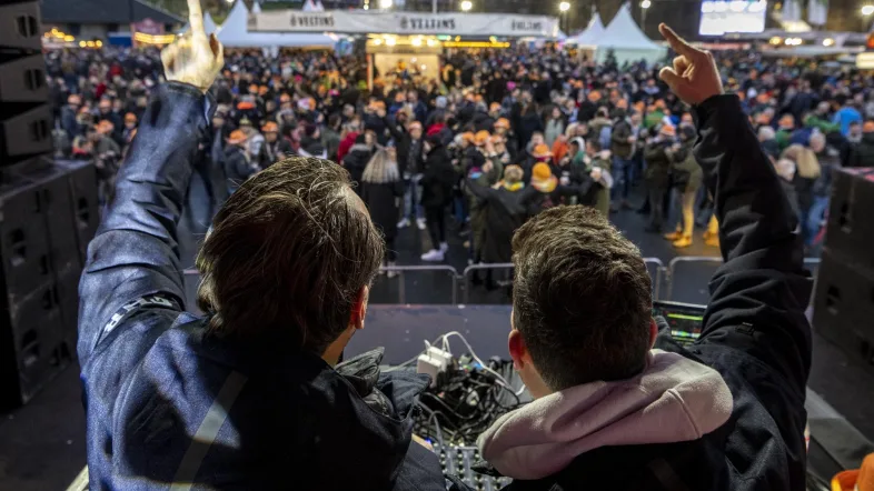 DJ beim Biathlon auf Schalke legt vor begeistertem Publikum im Stadion auf.