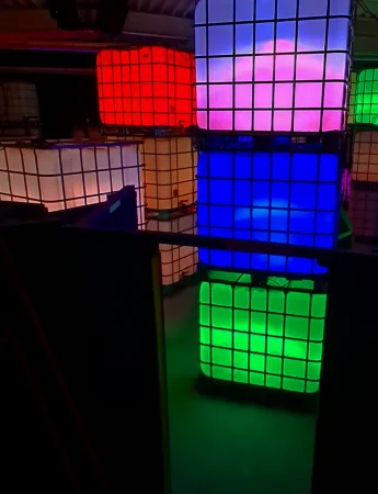 Bunt beleuchtetes Spielfeld bei Blaze Lasertag in Herne.
