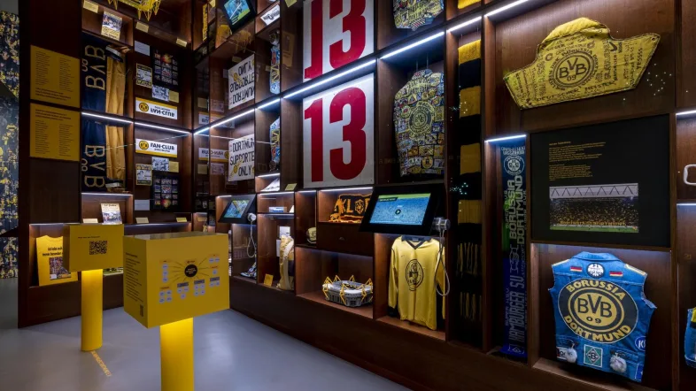 Ausstellungsraum im Borusseum mit Exponaten zur Geschichte von Borussia Dortmund.