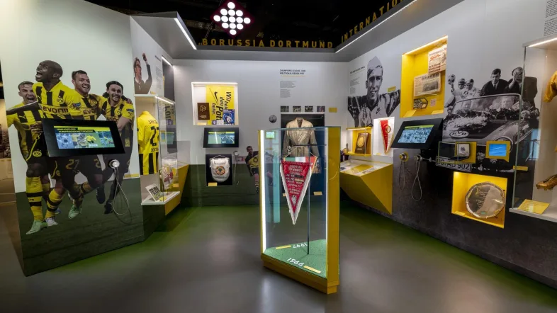 Wimpel von Borussia Dortmund im Borusseum ausgestellt.