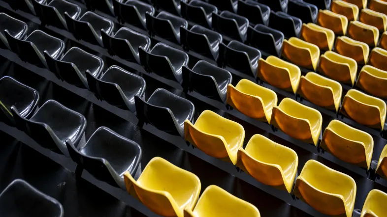 Schwarz und gelbe Sitzreihen