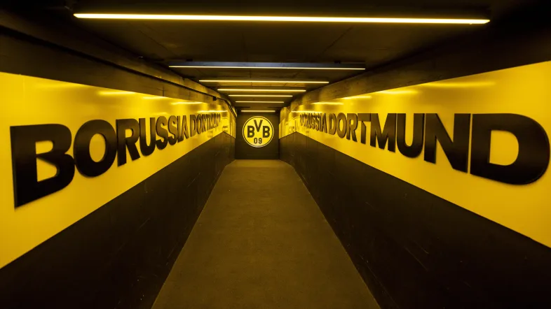 Tunnel zur Trainerbank und Rasenrand