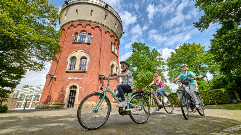 Fahrradfaherer:innn vor dem Turm der Camera Obscura in Mülheim an der Ruhr.