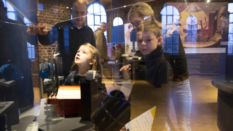 Familie beim Besuch der Camera Obscura in Mülheim in der Ausstellung.