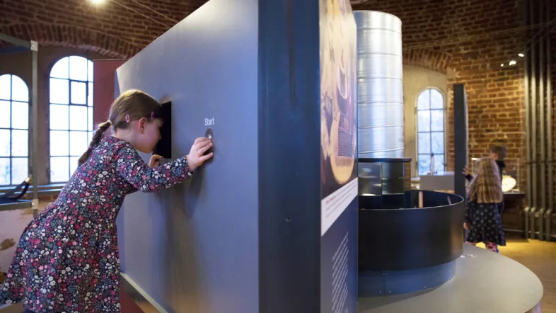 Kind entdeckt neugierig eine Ausstellung in der Camera Obscura Mülheim.