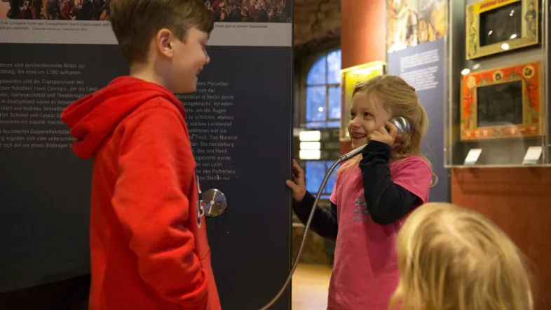 Historisches Telefon in der Ausstellung der Camera Obscura Mülheim.