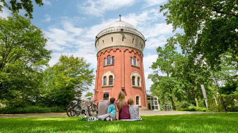 Camera Obscura in Mülheim an der Ruhr, gesehen von einer angrenzenden Wiese aus.