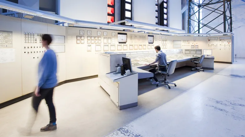 Kontrollstation mit Monitoren und Bedienfeld in der DASA Arbeitswelt Ausstellung Dortmund.