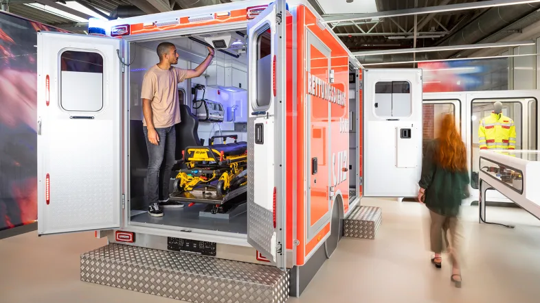 Ausstellungsstück eines Krankenwagens in der DASA Arbeitswelt Ausstellung Dortmund.