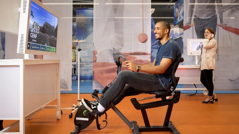 Interaktive Simulation im DASA Arbeitswelt Ausstellung Dortmund mit Besucher am Bildschirm.