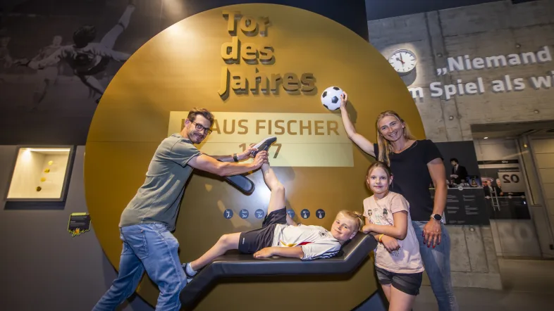 Familie posiert im deutschen Fußballmuseum Dortmund.