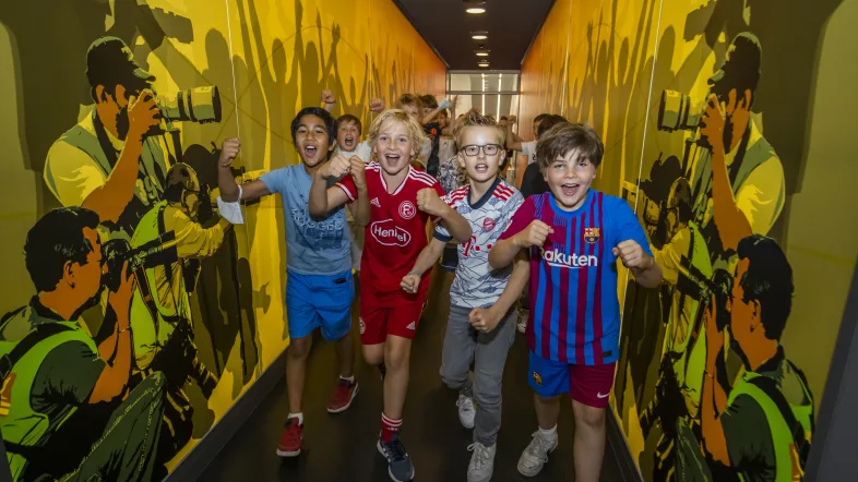 Kinder in Fußballtrikots im deutschen Fußballmuseum Dortmund.