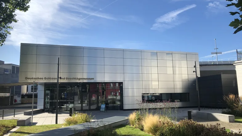 Außenansicht des Eingangs vom deutschen Schloss- und Beschlägemuseum in Velbert.