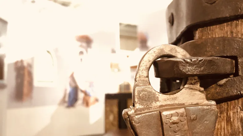 Nahaufnahme eines Beschlags im deutschen Schloss- und Beschlägemuseum in Velbert.