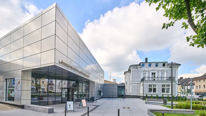Blick auf das Hauptgebäude des Museums und die gründerzeitliche Villa Herminghaus.