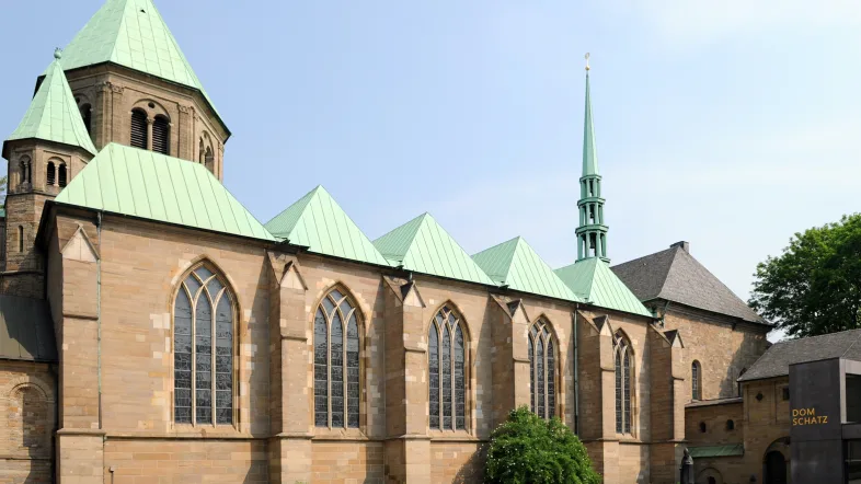 Außenansicht des Domschatzes Essen mit historischem Gebäudeensemble.