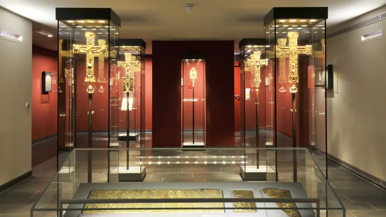 Innenansicht des Domschatzes Essen mit beleuchteten Vitrinen und historischen Exponaten.